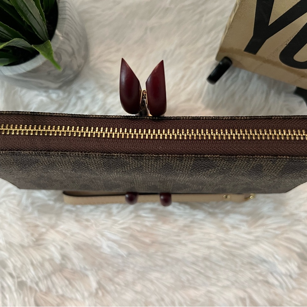 Michael Kors Signature Continental Wallet/Wristlet - LIKE NEW! - Picture 3 of 13